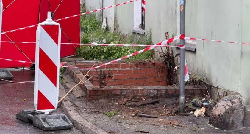 43-letnia kobieta wpadła do studni w centrum miasta. Osierociła piątkę dzieci