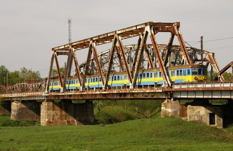 Szyny są złe i cały most jest zły. A kolejarze od lat szykują remont