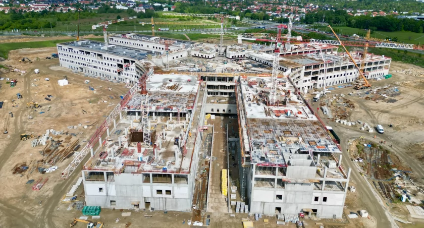 Wrocław: Nowy szpital rośnie w oczach. Ależ to będzie kolos!
