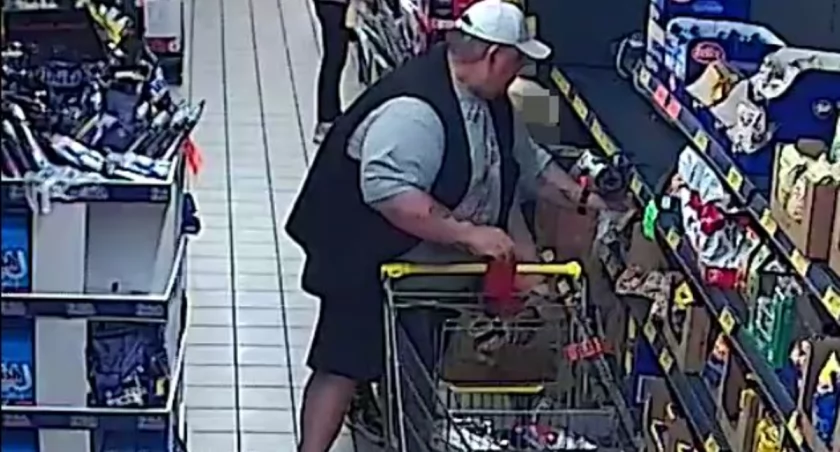 Zrobił coś obrzydliwego w sklepie. Wszystko się nagrało! Szuka go policja