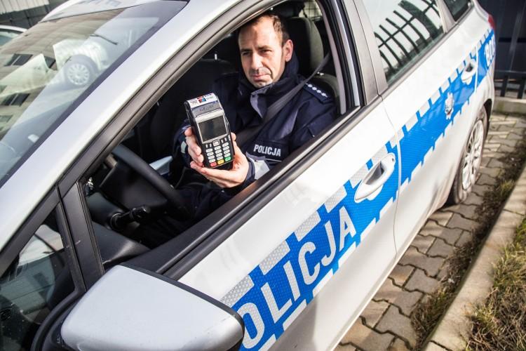 We Wrocławiu za mandat zapłacisz kartą. Ponad 50 radiowozów już ma terminale