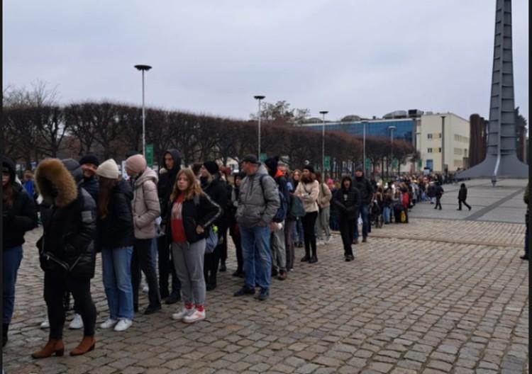 Gigantyczna kolejka do Hali Stulecia na Wrocławskie Targi Dobrych Książek
