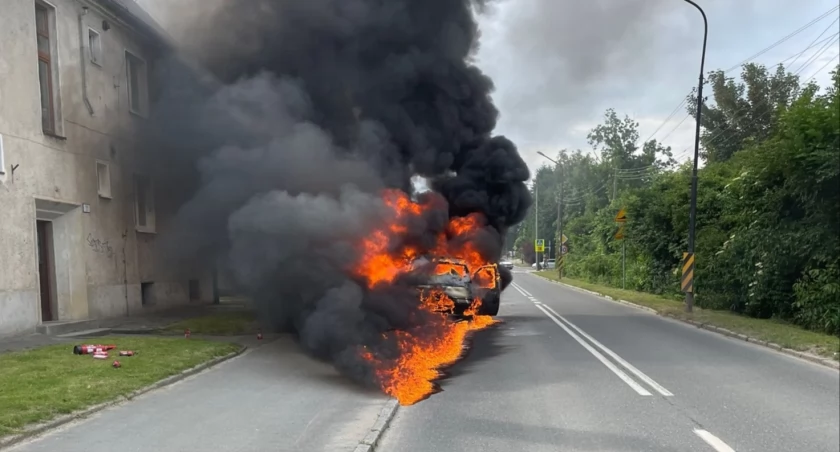 Samochód płonął jak pochodnia. Błyskawiczna akcja strażaków nie pomogła