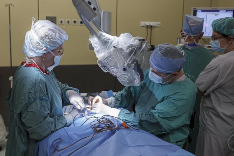 Wrocławski szpital wznawia operacje implantów słuchowych [ZDJĘCIA]
