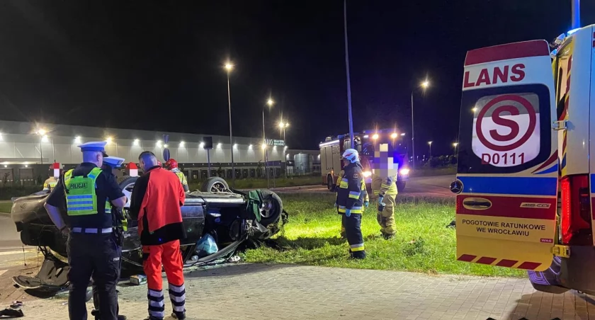 Dramatyczny wypadek przy AOW. Samochód przeleciał nad rondem i dachował