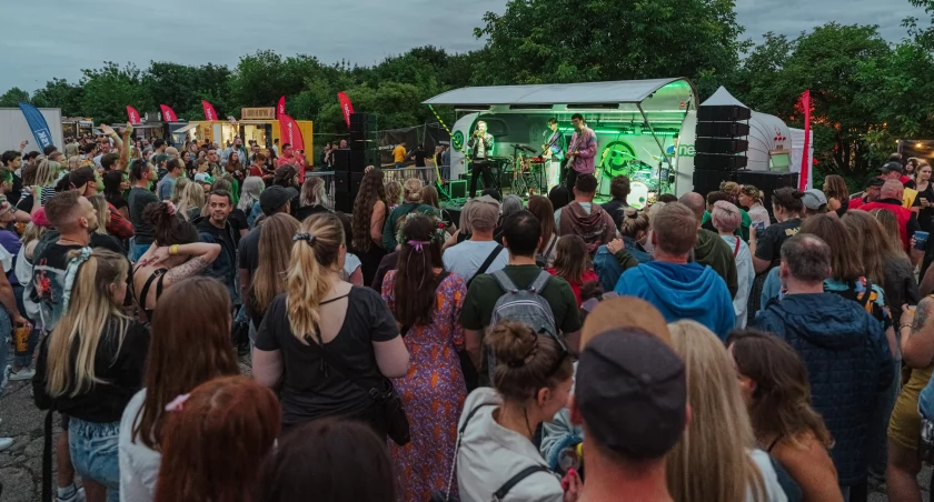 Druga scena na Santander Letnie Brzmienia? Poznaj line-up NEXT FEST Stage we Wrocławiu. To oni zagrają obok Hey, Mroza, Comy i Edyty Bartosiewicz