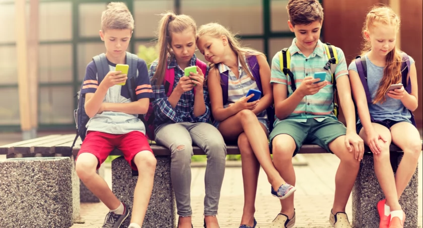 Zakaz smartfonów w szkołach od września. Co się zmieni?
