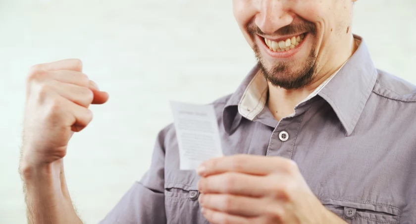 Ale fart! Puścił kupon w niewielkim punkcie i został milionerem