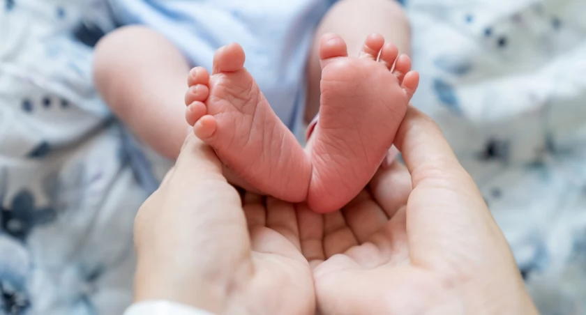 Kilkudniowa dziewczynka w Oknie Życia. Ktoś zostawił przy niej mleko i pampersy