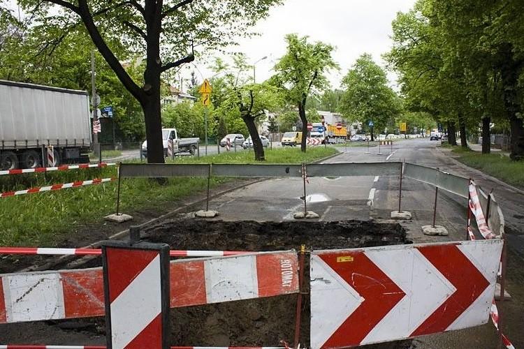 Jedna z ulic Psiego Pola zamknięta na dwa tygodnie. Powodem podłączanie kanalizacji