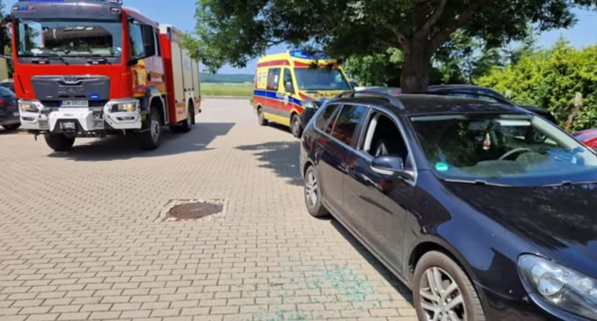 Chwile grozy pod podstawówką. Nauczycielka z uczniami uratowali mężczyznę