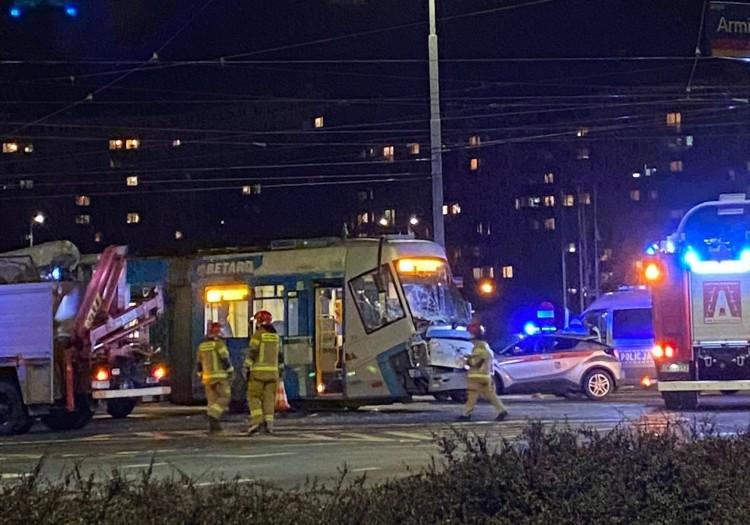 Wypadek we Wrocławiu. BMW wbiło się w tramwaj