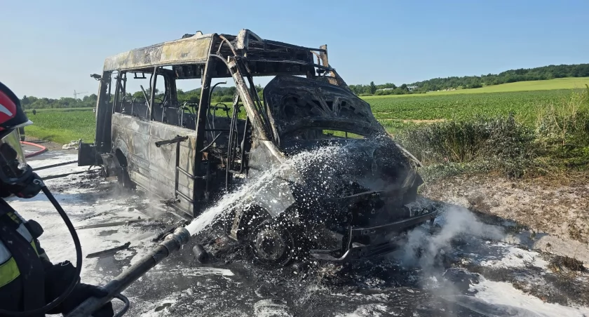 Z autobusu został szkielet. Pojazd spłonął doszczętnie, kierowca poszkodowany