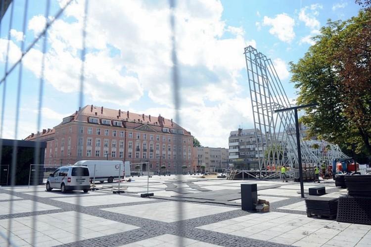 Na placu Nowy Targ powstaje gigantyczna metalowa konstrukcja. Co to będzie? [ZDJĘCIA]