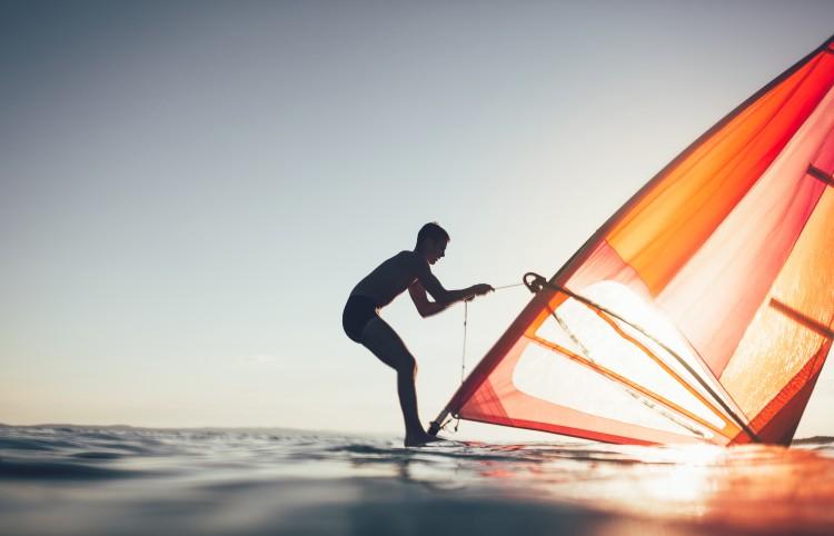 Windsurfing, surfing i kitesurfing. Znajdź sport dla siebie!
