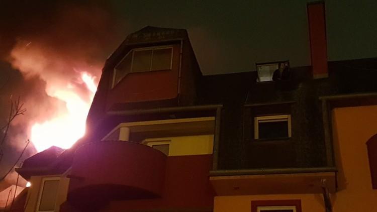 Płonęło mieszkanie w centrum. Dziewięć zastępów straży pożarnej w akcji [ZDJĘCIA]
