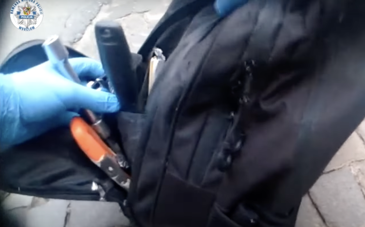 Złodziej kradł katalizatory we Wrocławiu. Przed policją uciekał na rowerze