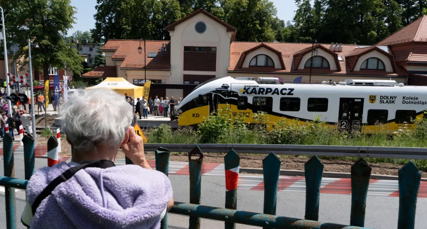 Pierwszy po 25 latach pociąg przyjechał dziś do Karpacza