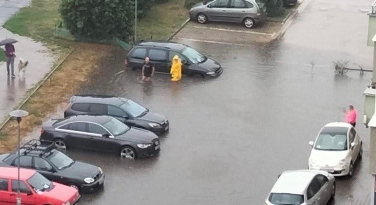 Pracowita doba strażaków. M.in. ewakuowali osoby z dryfującego auta