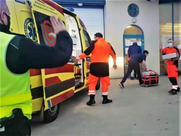 Policja konwojowała przez Wrocław karetkę. Wieźli serce dla pacjenta [WIDEO]