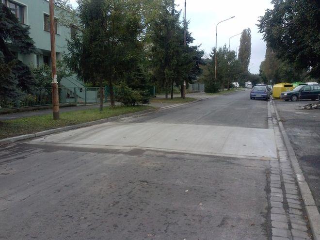 Na kolejnych 13 uliczkach w mieście budują progi spowalniające