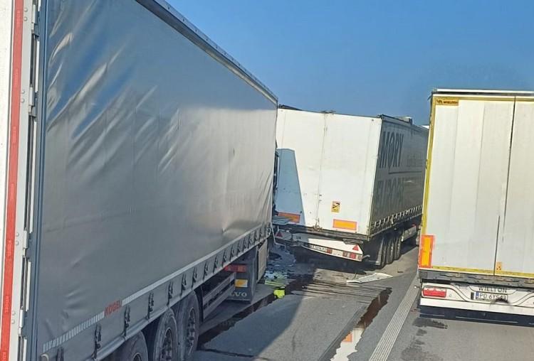 Karambol na autostradzie A4 koło Wrocławia. Zderzyło się aż pięć tirów
