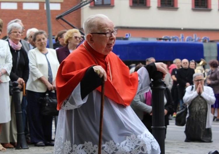 Franciszkanie odpowiadają na zarzuty o molestowanie przez kard. Gulbinowicza. „Takie nazwisko nie figuruje w archiwum naszej szkoły”