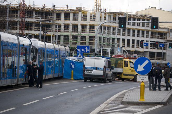 Piesza zginęła pod kołami na węźle przesiadkowym przy Borowskiej