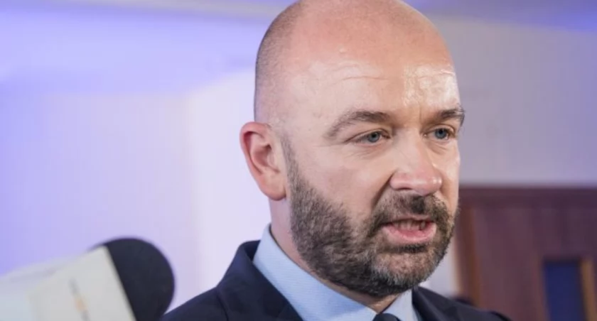 Prokuratura zarzuca Sutrykowi wyłudzenie prawie pół miliona złotych