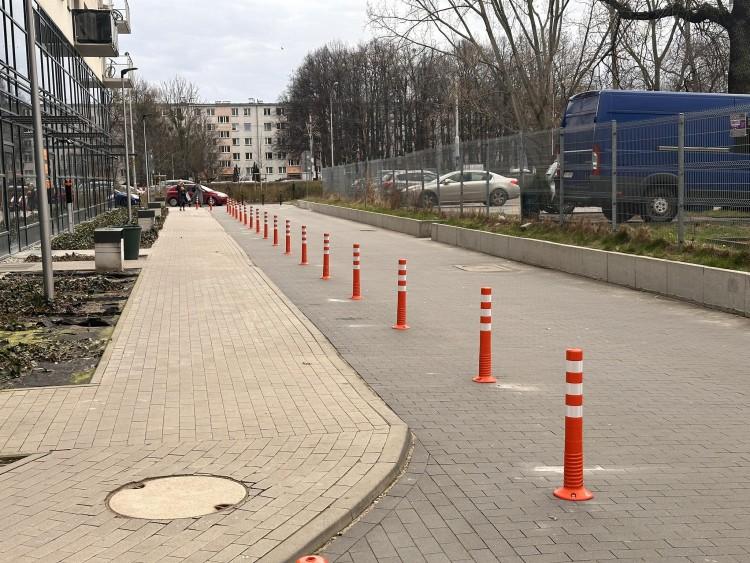 Osiedlowa awantura o słupki. Nawet spółdzielnia ich nie chce