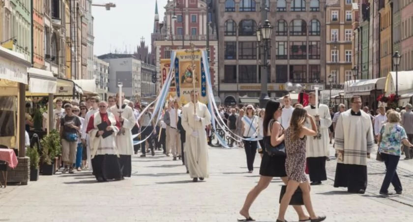 Boże Ciało to święto nakazane. Czy trzeba iść do kościoła? Wyjaśniamy