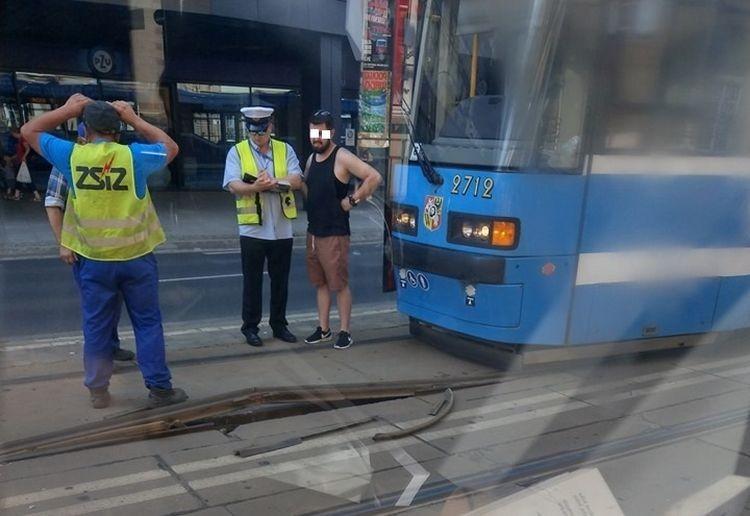 Uszkodzone torowisko na Piotra Skargi. Sześć linii jechało objazdem