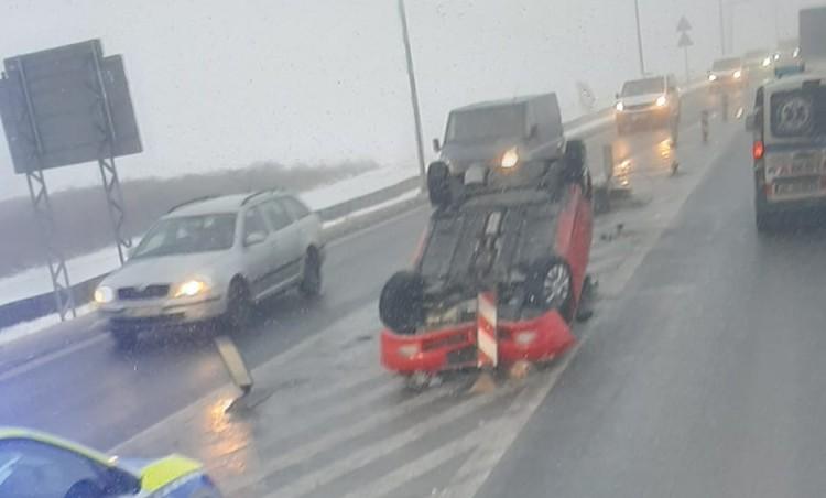 Auto dachowało na Wschodniej Obwodnicy Wrocławia. Kierowca uciekł