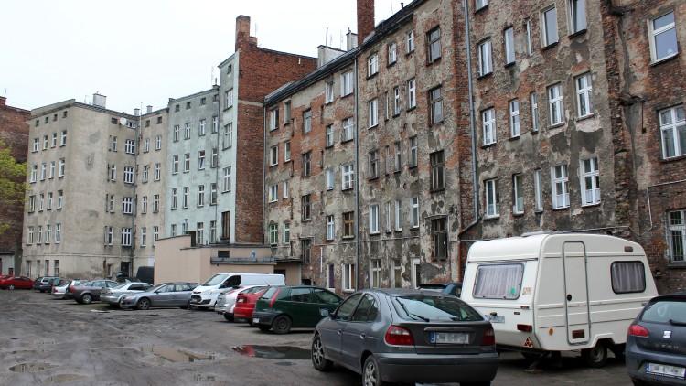 Zagraniczna delegacja przyjechała oglądać podwórka na wrocławskim Ołbinie