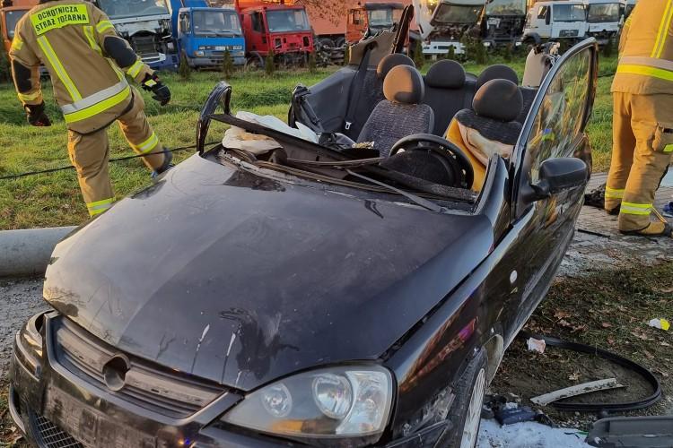 Kierowca wjechał w latarnię. Dwie osoby ranne, auto doszczętnie zniszczone