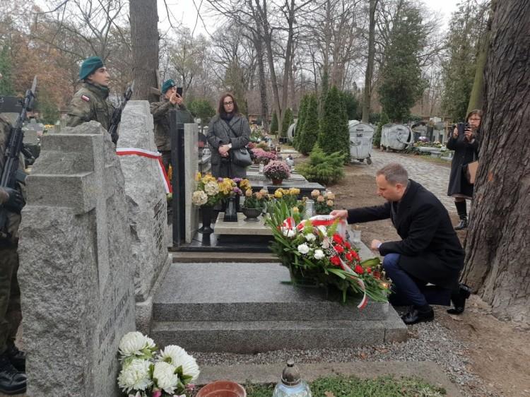 Znak „Ojczyzna swemu Obrońcy” na grobie kolejnego bohatera