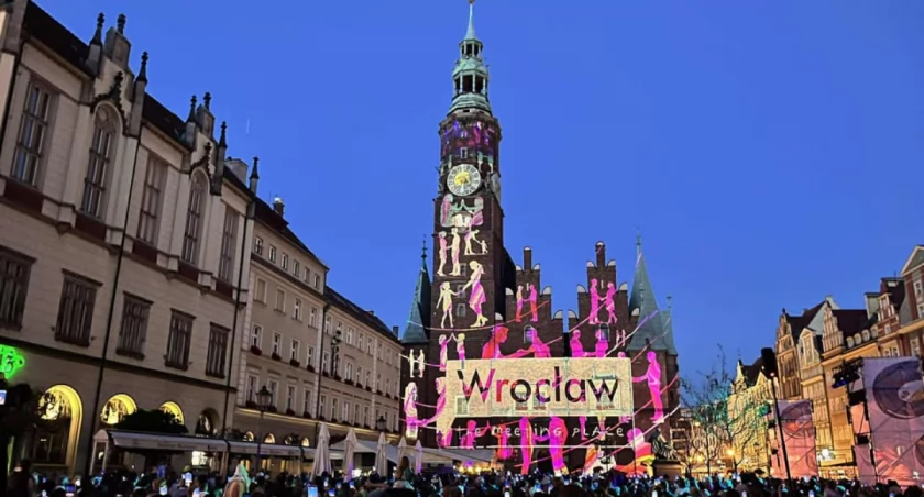 Wrocławski Ratusz utonął w kolorach. Zobaczcie jak pięknie!