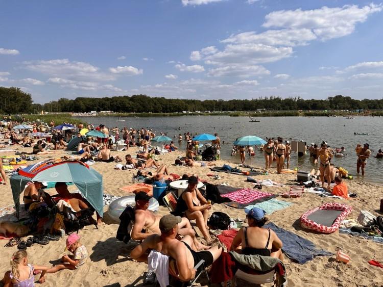 Oblężenie kąpielisk. Tłumy na Kopalni Wrocław i ogromne korki