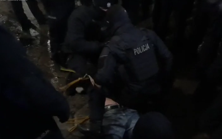Zamieszanie w centrum. Czy w trakcie interwencji policji mężczyzna stracił przytomność? [ZOBACZ]
