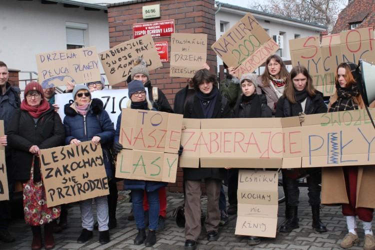 Chcą wyciąć las we Wrocławiu. Mieszkańcy protestowali: 