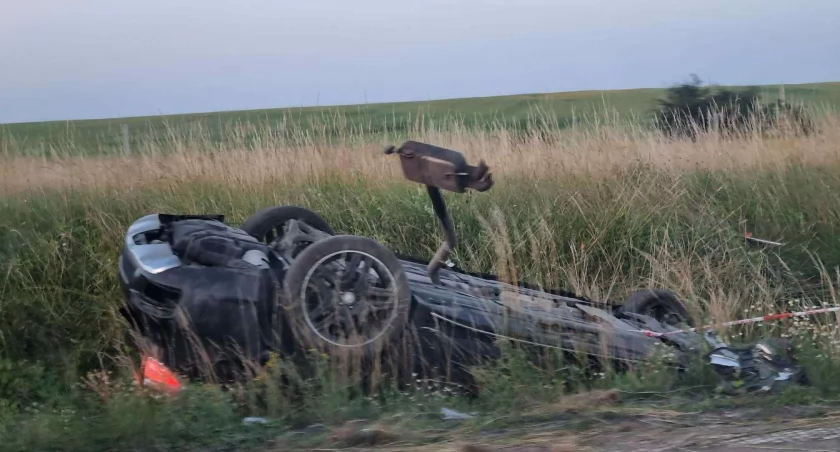 Tragiczny wypadek na autostradzie A4. Mercedes dachował, pasażer zginął na miejscu  