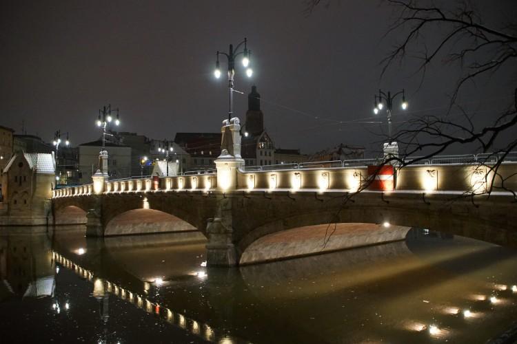 Mosty Pomorskie pierwszy raz rozświetlone. Iluminacje wieczorową porą