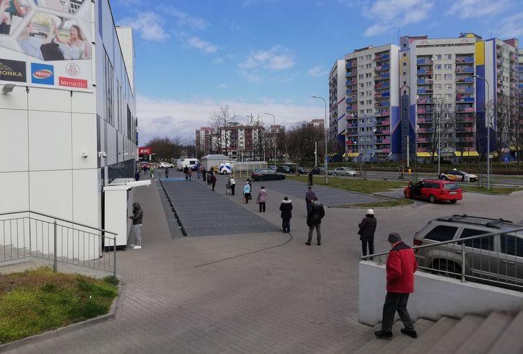 Kwarantanna we Wrocławiu. Długie kolejki do sklepów i puste parki [ZDJĘCIA]