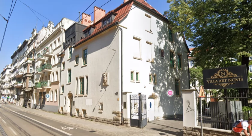 Kiedyś dom dyrektora, teraz hotel. Zabytkowa kamienica na sprzedaż