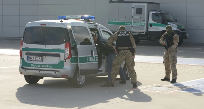 Awantura w samolocie do Wrocławia. Pasażerów wyprowadzili w kajdankach