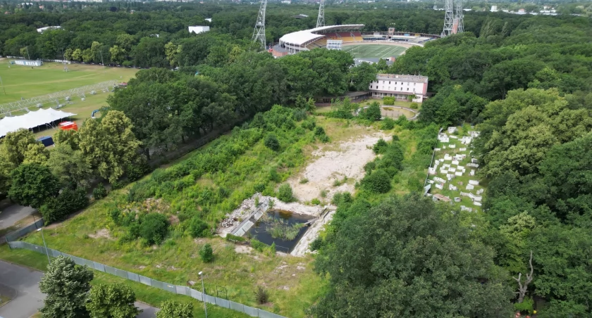 Zburzyli zabytkowe baseny na Stadionie Olimpijskim, została góra gruzu