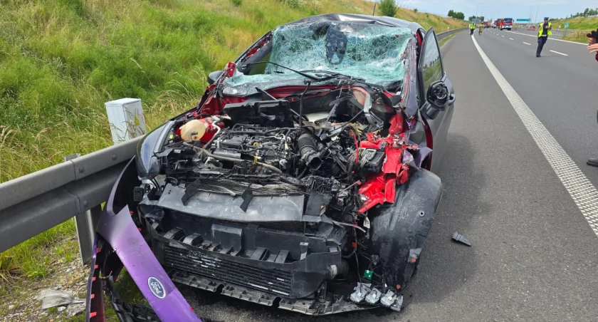 Ford wbił się w busa. Makabryczny widok po wypadku na S3