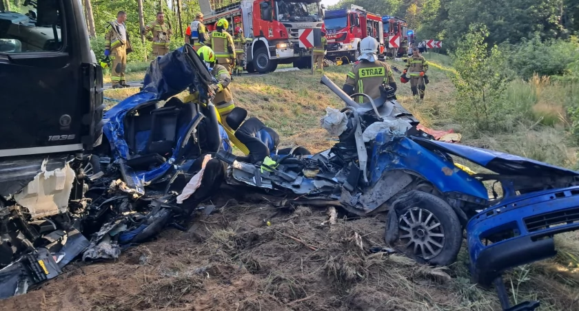 Osobówka zmiażdżona przez ciężarówkę. Kierowca nie miał szans, zginął na miejscu