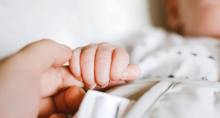 Ojciec nakarmił niemowlaka narkotykami. Zapadł wyrok w szokującej sprawie 