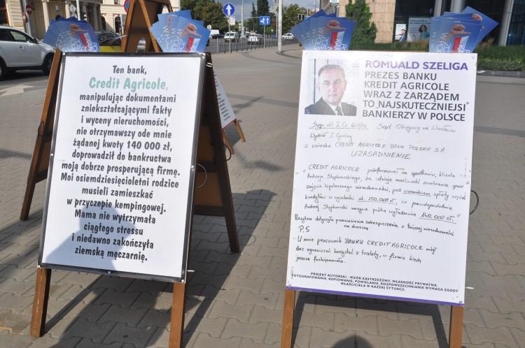 Protest pod bankiem. Z kulą u nogi i własną toaletą [ZDJĘCIA]